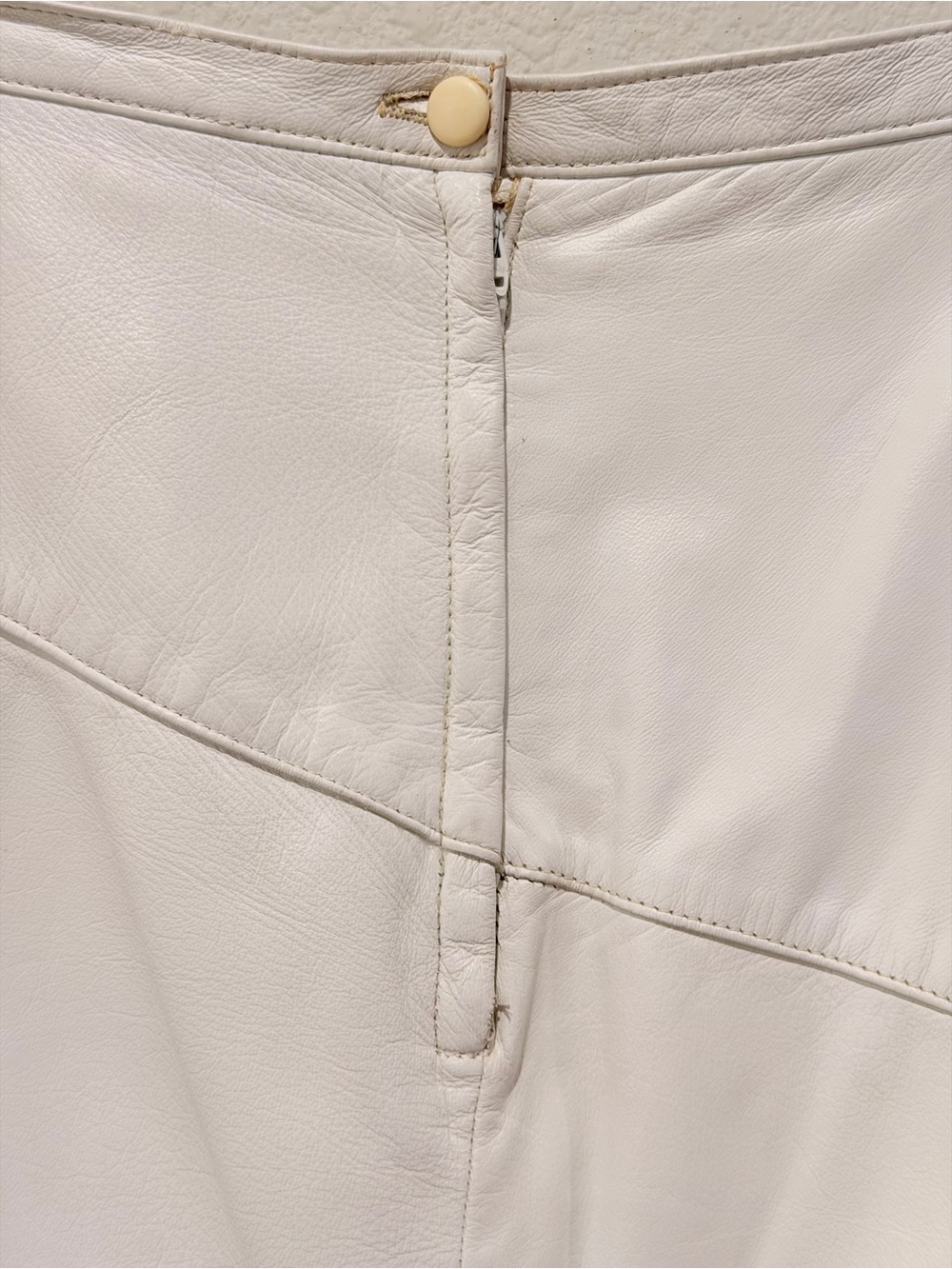 Vintage Vakko Cream Leather Pencil Skirt, Ruched Waist, Quiet Luxury. Old Money - Picture 9 of 17